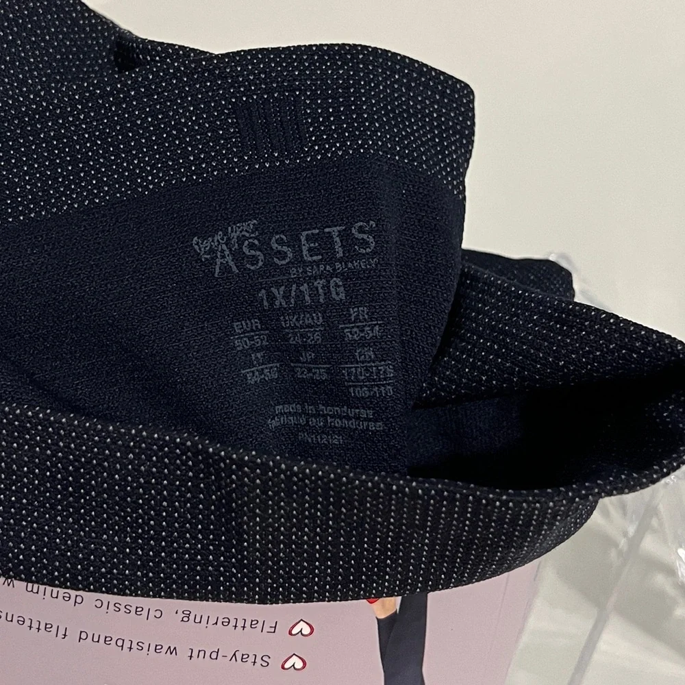NWT Spanx Assets Shaping Seamless Denim Legging Dark Indigo, size 1X. Dark blue - Picture 9 of 9